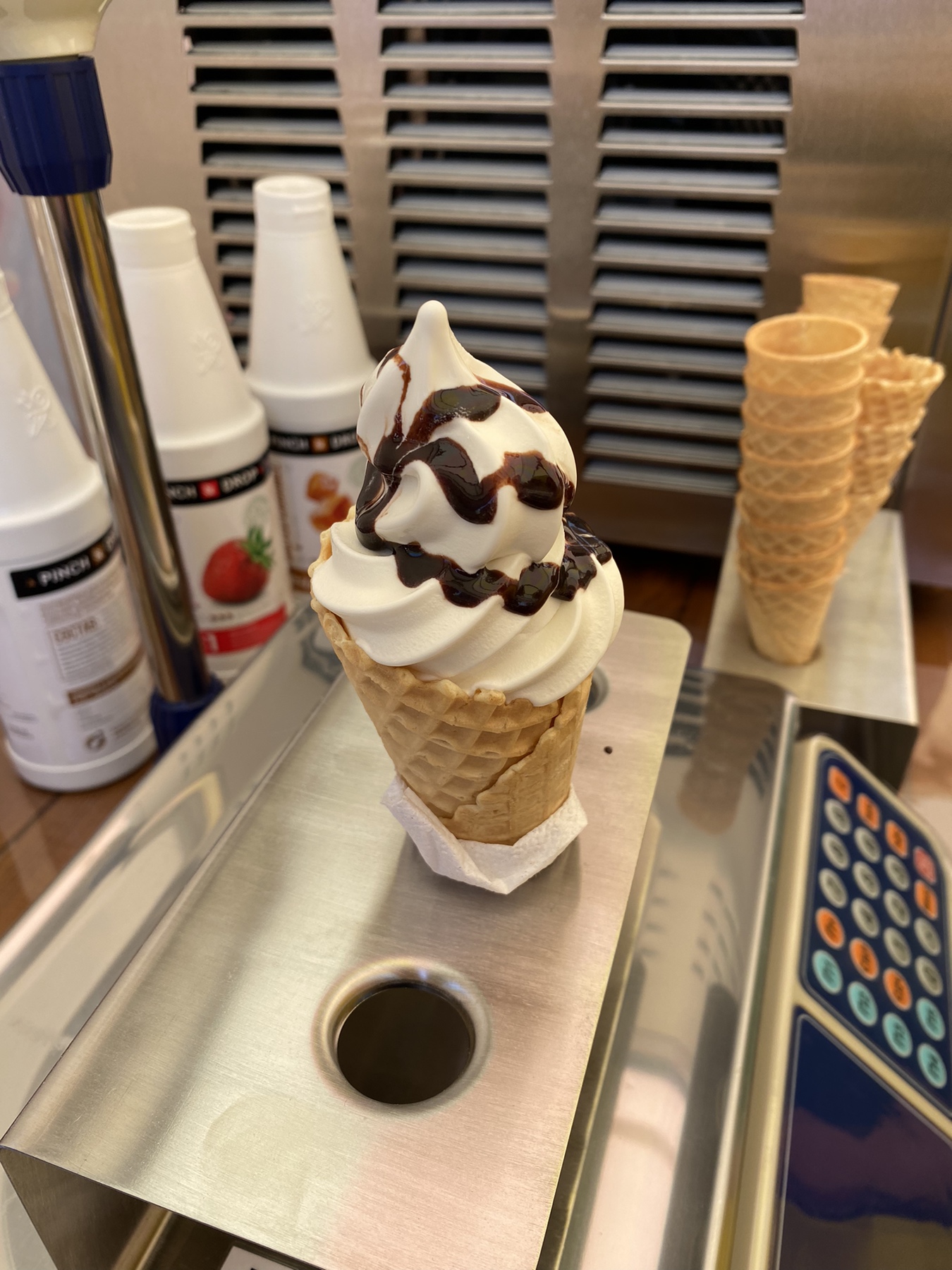 Сладкое лето в Орше: «ОршаСырЗавод» открыл фирменную палатку с мороженым!